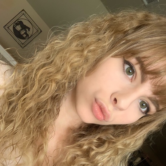 Meet your Posher, Claudia - Picture 1 of 1